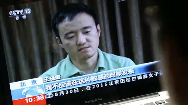 王晓璐在央视画面中“悔过”。