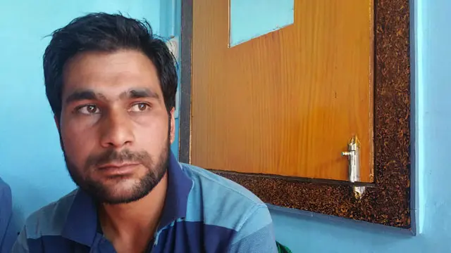 طالب شاہ کے بھائی مظفر شاہ نے بتایا کہ طالب جیسے نوجوانوں کو اب ’ڈگری سے بندوق بہتر لگتی ہے‘