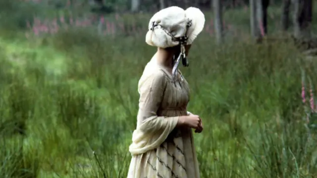 《理智與情感》裏,代表情感的女主角瑪麗安喜歡漫步在無人的莊園