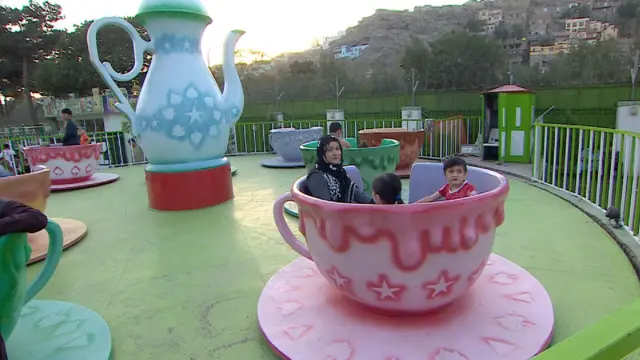 کابل کے سینٹرل پارک میں چھٹی کے دن گہما گہمی دکھائی دے رہی ہے