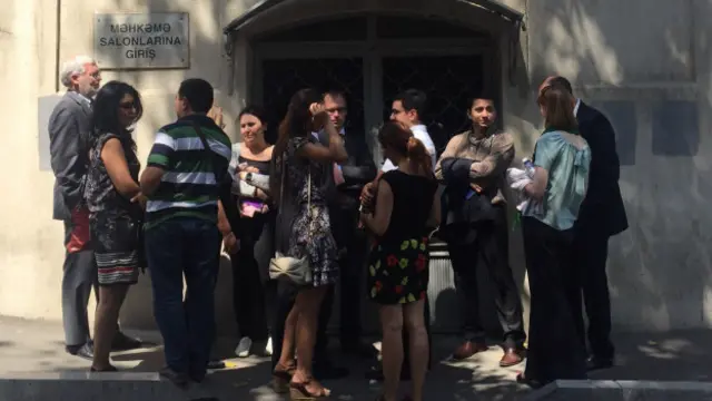 Məhkəmə qarşısında toplaşan diplomatlar prosesin başlanmasını gözləyirlər. 