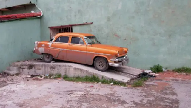 古巴许多老爷车需要冲击起动，所以，有些车停放在专门修建的坡道上