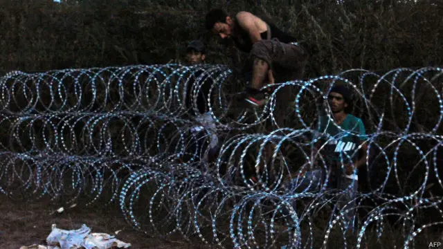 Несмотря на то, что Венгрия воздвигла заградительный барьер с колючей проволокой вдоль границы с Сербией, в страну продолжают прибывать беженцы