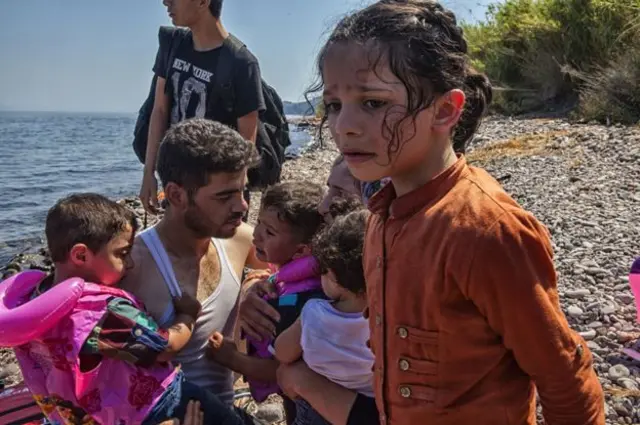 برای آنهایی که نمی‌توانند شنا کنند، این سفرها به مراتب پرخطر تر است. کودکان نیازمند دلداری دادن هستند. تامارا، دختربچه سوری به همراه خانواده‌اش این سفر پرخطر را پشت سر گذاشته‌اند