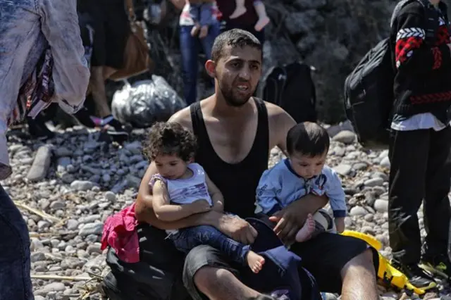 قایق‌های حامل پناهجویان اغلب در داغ‌ترین ساعت روز وارد جزایر یونان می‌شوند و بسیاری از پناهجویان سوار بر این قایق‌ها دچار کمبود آب هستند. اجوان که زمانی ساکن حلب در سوریه بود در حالی که دو پسر خردسالش را بغل گرفته می‌گوید: "ما حالا در جای امنی هستیم."