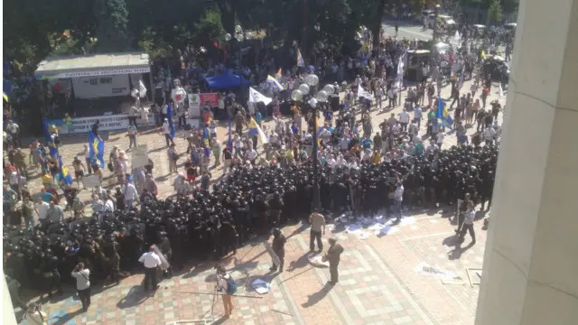 Столкновения между милицией и протестующими возле Рады после голосования за децентрализацию