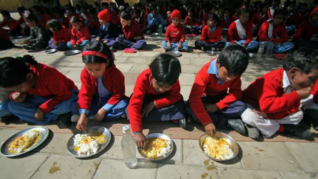 जम्मू के स्कूल में बच्चे