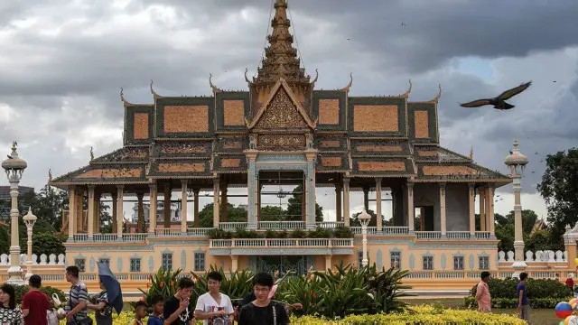 柬埔寨金邊皇宮前的商販(圖片來源：Omar Havana/Getty Images)