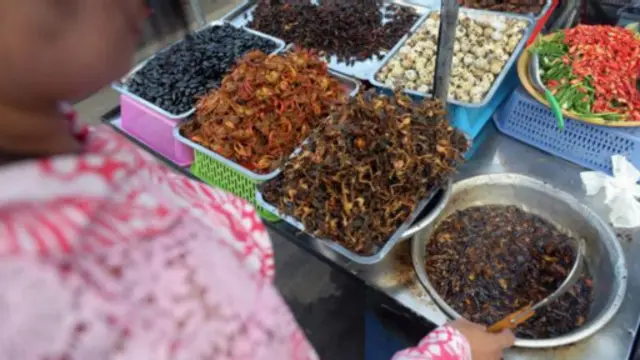 剛剛又做好了一盤(圖片來源：Tang ChhinSothy/AFP/Getty Images)