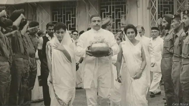 कर्नल तारापोर का अस्थि कलश लेकर जातीं उनकी पत्नी और बेटी.