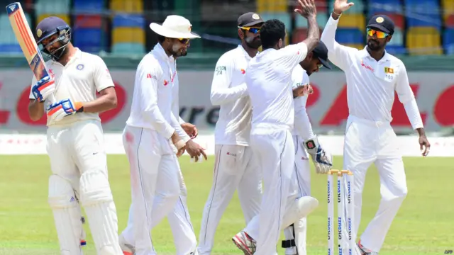 میچ کے چوتھے دن بھارت کی جانب سے اننگز کا دوبارہ آغاز کرنے والے بلے باز روہت شرما 50 اور وراٹ کوہلی 21 رنز بنا کر آؤٹ ہوئے۔