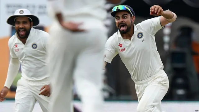 سری لنکا کے آؤٹ ہونے والے تیسرے کھلاڑی دنیش چندی مل تھے جو آٹھ رنز بنا کر آؤٹ ہوئے۔ سری لنکا کو میچ جیتنے کے لیے مزید 319 رنز درکار ہیں اور اس کی سات وکٹیں ابھی باقی ہیں۔