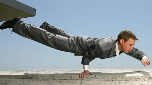 Un ejecutivo hace equilibrio