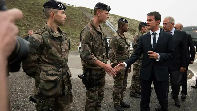 مانوئل والس، نخست وزیر فرانسه از یک مرکز پناهجویان در کاله دیدار کرد