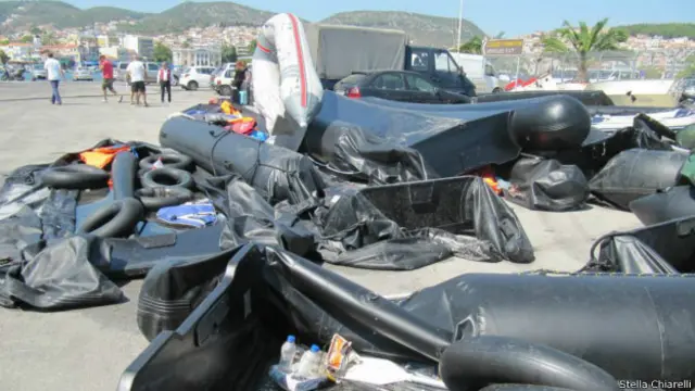 Botes onde chegam os refugiados sírios, afegãos, iraquianos e palestinos - a maioria vinda da Turquia