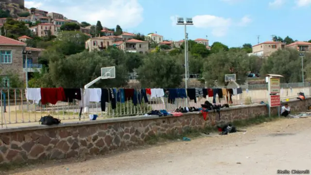 Voluntários temem que situação se agrave na semana que vem em Molyvos, quando começam as aulas na escola ao lado de área onde os refugiados estão