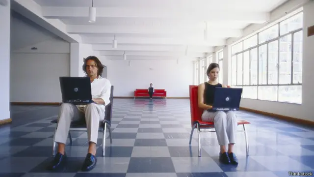 Хорошо освещенное рабочее пространство