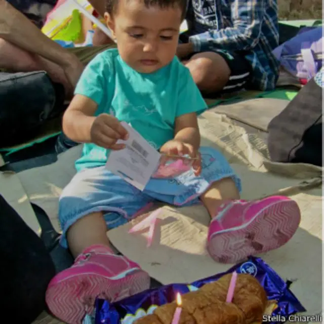 A arqueóloga conta que ficou chocada com o número de crianças pequenas, como Fatma, que enfrentaram a travessia de bote, entre outros perigos