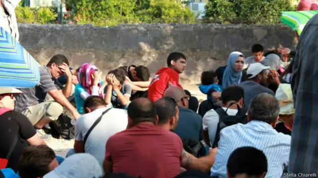 ONG calcula que mais de 3 mil refugiados estejam chegando a Lesbos por dia