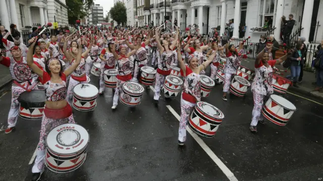 Полицейские в воскресенье задержали 92 человека за различные правонарушения, в том числе драки и мелкие кражи.