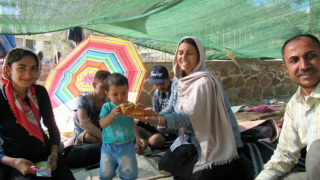 Fatma, que ganhou bolo improvisado para celebrar seu primeiro aniversário; família deixou o Afeganistão para fugir da guerra