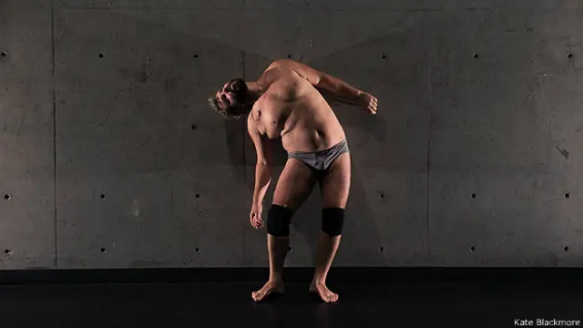 "Коли ти товстий, вважається, що ти маєш засмикнути штори і зникнути", – каже Джуліан Кротті (на фото)