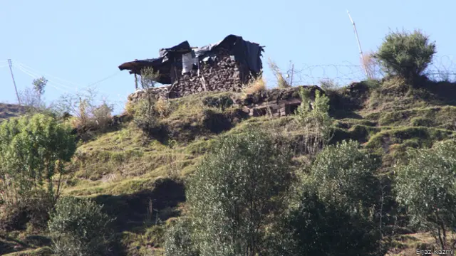 जम्मू में गोलाबारी से तबाह एक घर