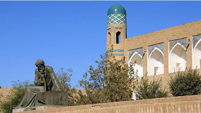 Хива, памятник Абу Абдаллаху Мухаммаду ибн Мусе аль Хорезми