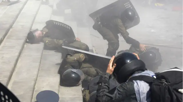 По последним данным министра внутренних дел Арсена Авакова, ранены более 140 правоохранителей