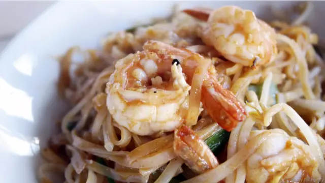 Pad Thai là món mà hầu như ai cũng thử trước tiên khi lần đầu đến với ẩm thực Thái. Thế nhưng món ăn quốc hồn quốc túy của người Thái này có lẽ không thật sự đậm chất Thái cho lắm.