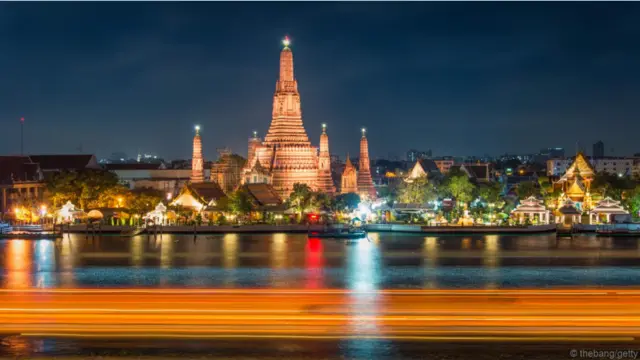 Tại Sa La Rim Naan, một nhà hàng cao cấp do khách sạn Mandarin Oriental quản lý và nằm đối diện khách sạn phía bên kia bờ sông Chao Phraya ở Bangkok, bếp trưởng Prathan Phanim làm món pad Thai theo khẩu vị rất truyền thống. Món pad Thai được nêm nếm hài hòa và cân bằng. Tất cả mọi hương vị cần thiết đều có và không cái nào lấn át cái nào. Có vị ngọt của sốt, vị chua của chanh, vị mặn của nước mắm và cái cay nồng của ớt.