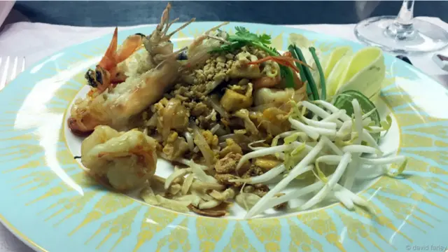 Tại Sa La Rim Naan, bếp trưởng Prathan Phanim xào sơ tôm, sau đó đập một vài quả trứng vào chảo, đảo qua đảo lại cùng với đậu hũ, cuối cùng ông cho bánh phở vào xào. Sau đó ông chế hỗn hợp gia vị bao gồm ớt, đậu nành và hành củ vào. Rồi ông tiếp tục cho vào tôm khô, một hỗn hợp pha chế giữa me và nước mắm. Sau cùng ông múc ra đĩa và đặt lên trên ngò tươi, lát chanh, đậu phộng, và giá.