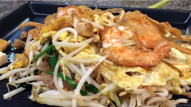 Pad Thai ở nhà hàng Hoy Tod Chaolay rất quen thuộc với dân địa phương. Bà Chawadee Nualkhair, người đang viết một cuốn sách hướng dẫn về ẩm thực đường phố Bangkok, nói: “Nơi này được chọn đưa vào sách của tôi bởi vì nó có món pad Thai rất được ưa thích."