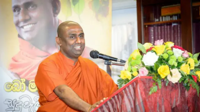 'තරුණ වියේදී අනපේක්ෂිත විදියට සමහර විට තරුණියන් පවා අපට පෙම් කරන්නට ඉදිරිපත් වෙලා තියනවා'