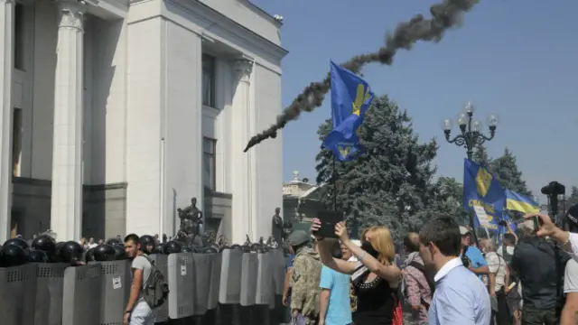 Милиция и дымовая шашка возле Рады