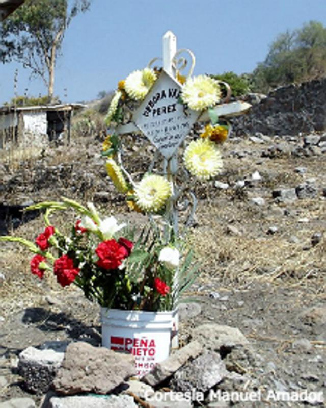 Lugar de entierro de una víctima de feminicidio en Ecatepec