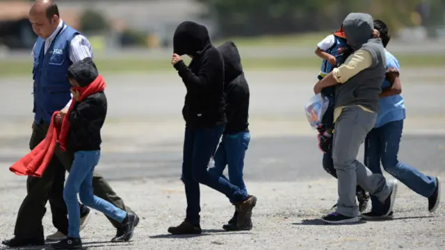 Menores indocumentados son deportados de EE.UU. a Guatemala
