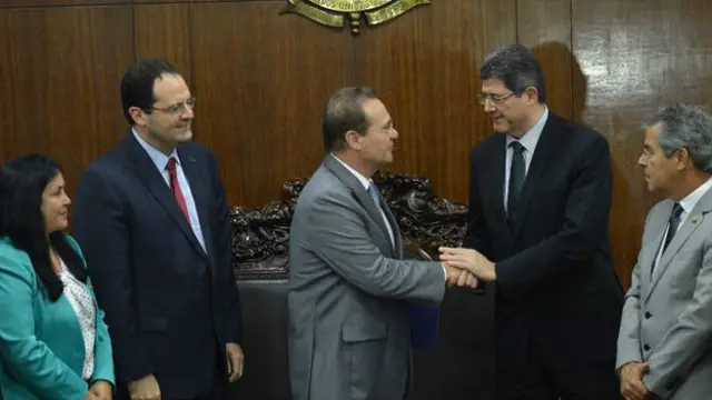 Ministros Levy e Barbosa entragam plano de orçamento a Renan Calheiros, presidente do Senado; para economista ouvido pela BBC Brasil, "é uma forma de pressão do governo epara que o Congresso apoie os cortes de gastos"