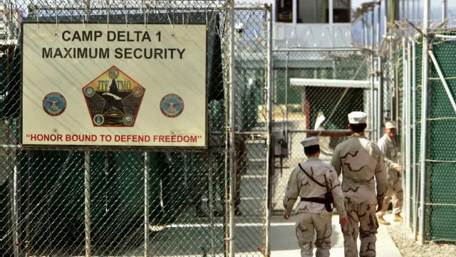 ګوانتانامو زندان په ۲۰۰۲ کال د امریکا د مخکیني ولسمشر جورج ډبلیو بوش (زوی) د واکمنۍ پرمهال جوړ شو، او د جګړې د جرمونو په تور نیول شوي مشکوک کسان ورټېل وهل شول.