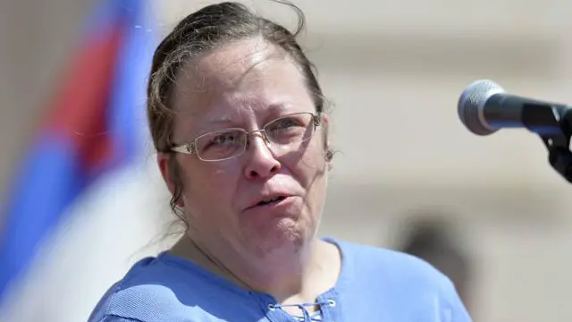 کینٹکی میں رووان کاؤنٹی کی کلرک کم ڈیوس نے کہا کہ ان کا عقیدہ انھیں اس قسم کے فرائض سرانجام دینے کی اجازت نہیں دیتا