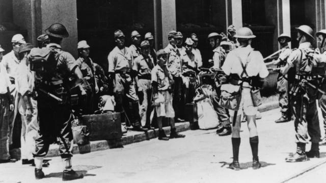 香港重光(光復)後,英軍把在香港船塢的日軍集合。