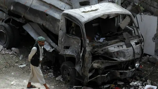 يشن تحالف عسكري بقيادة السعودية غارات داخل اليمن منذ مارس/آذار الماضي.