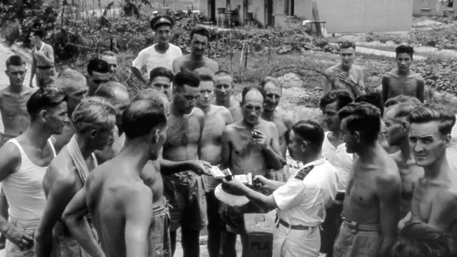 巡洋舰罗伯特王子(HMCS Prince Robert)指挥官彼得‧麦克里奇(Peter MacRitchie)与加拿大战俘在香港重光后会面。