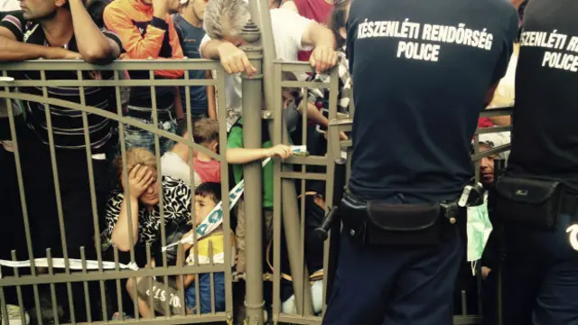 ایک ہزار کے قریب پناہ گزیں کیلیتی کے سٹیشن کے باہر جمع ہوئے اور احتجاج کیا