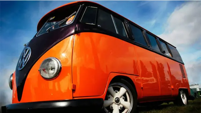 在全球最大的大众露营车爱好者集会——位于英格兰的Vanfest节日上的一字排开的大众T2