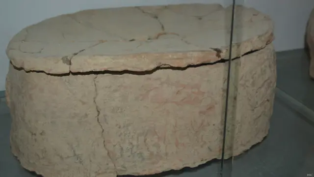 یہ مٹی سے بنے تابوت ہیں جن میں قدیم زمانے کے لوگ چھوٹے بچوں کو دفنایا کرتے تھے۔