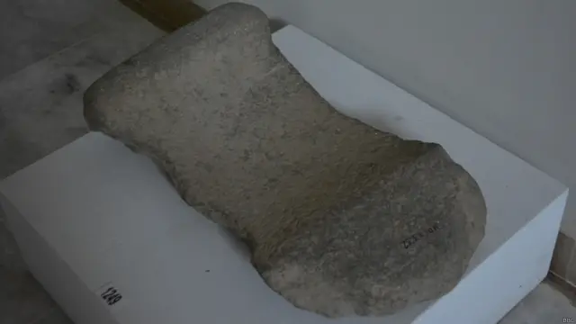 اناج پیسنے کے لیے پتھر کی قدیم سل۔