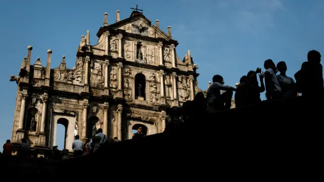 澳門大三巴牌坊上的遊客(資料圖片)
