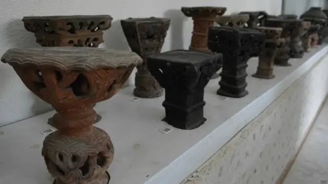 لکڑی سے بنے دلکش سٹینڈ۔ یہ عجائب گھر بیرونی امداد سے گذشتہ برس تزین و آرائش کے بعد دوبارہ کھولا گیا ہے۔ نئی تعمیر میں مزید کمرے اور ہال بھی شامل کیے گئے ہیں۔ 