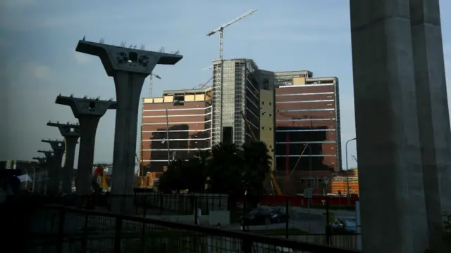 澳门永利新赌场度假区建设项目工地(后)与建筑中澳门轻轨高架桥(前)(5/8/2015)